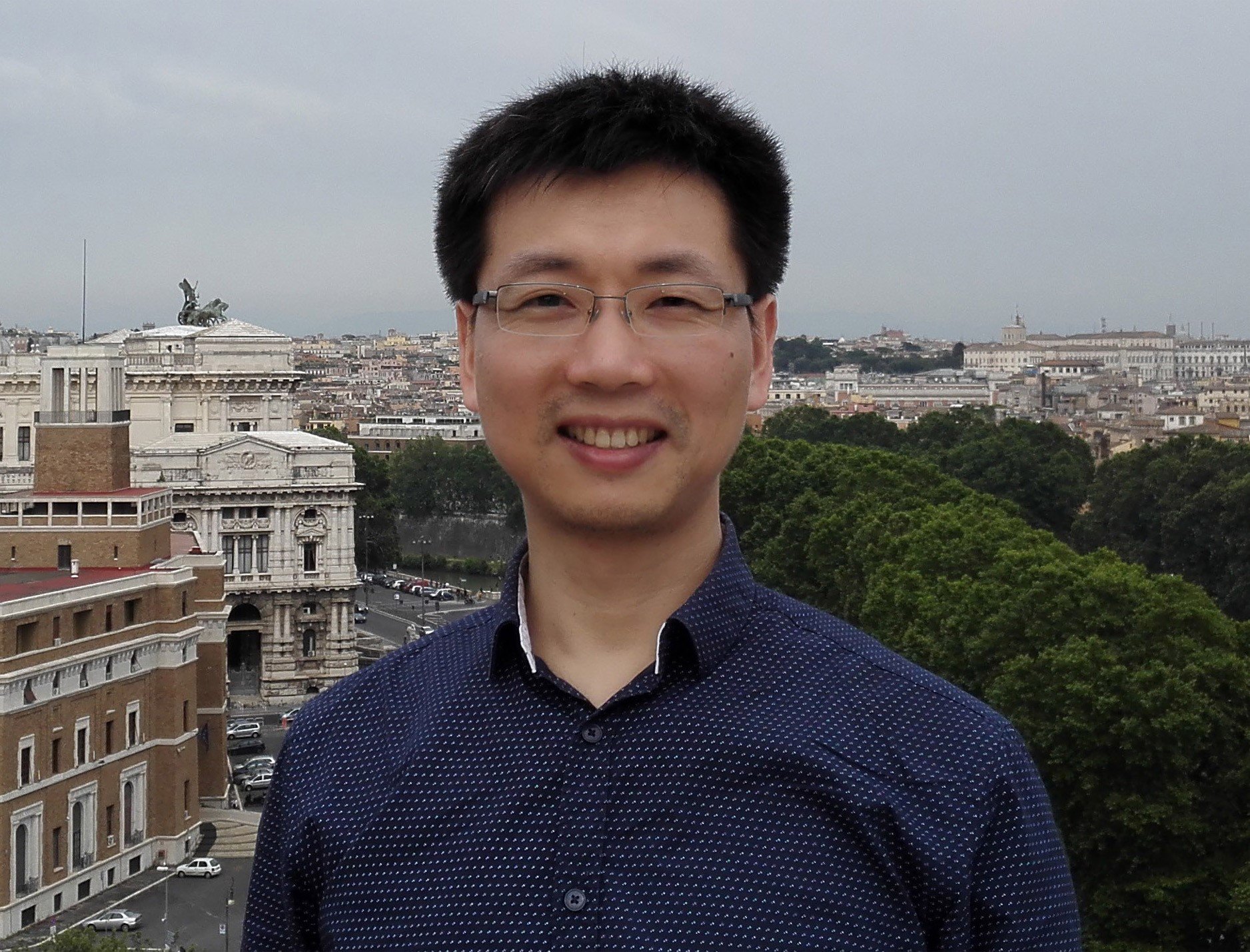 本科毕业于中山大学物理系